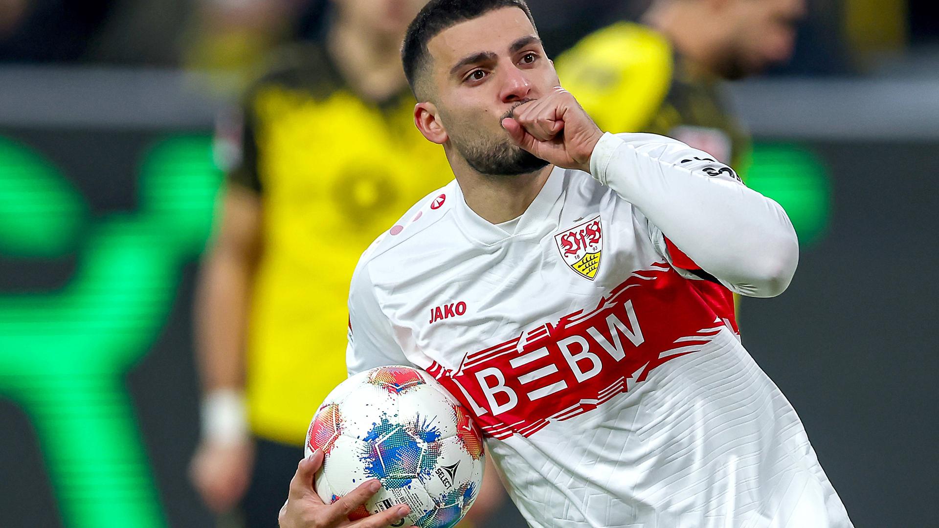 Deniz Undav jubelt im Spiel gegen Borussia Dortmund mit dem Ball in der Hand über sein zweites Tor.