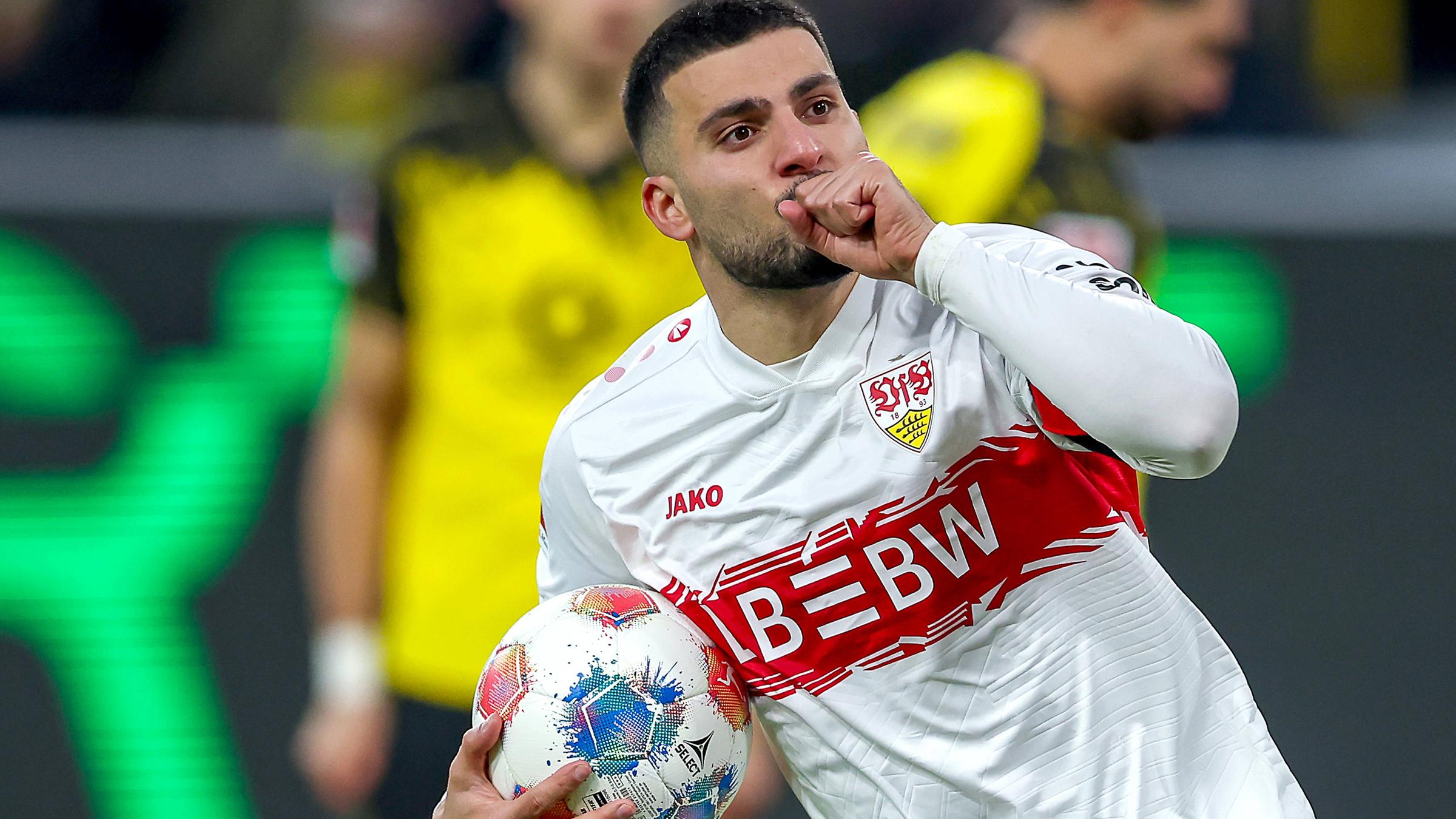 Deniz Undav jubelt im Spiel gegen Borussia Dortmund mit dem Ball in der Hand über sein zweites Tor.