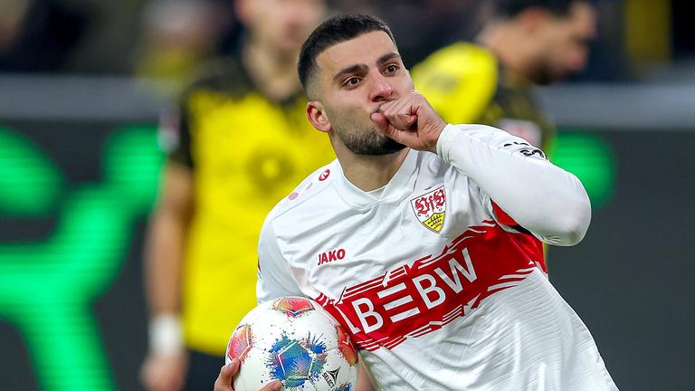 Deniz Undav jubelt im Spiel gegen Borussia Dortmund mit dem Ball in der Hand über sein zweites Tor.