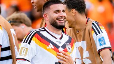 Deniz Undav wird gefeiert nach Abpfiff mit Jamal Musiala am 20.06.2026 in Toronto.
