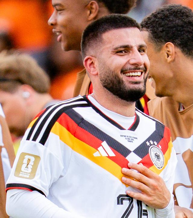 Deniz Undav wird gefeiert nach Abpfiff mit Jamal Musiala am 20.06.2026 in Toronto.