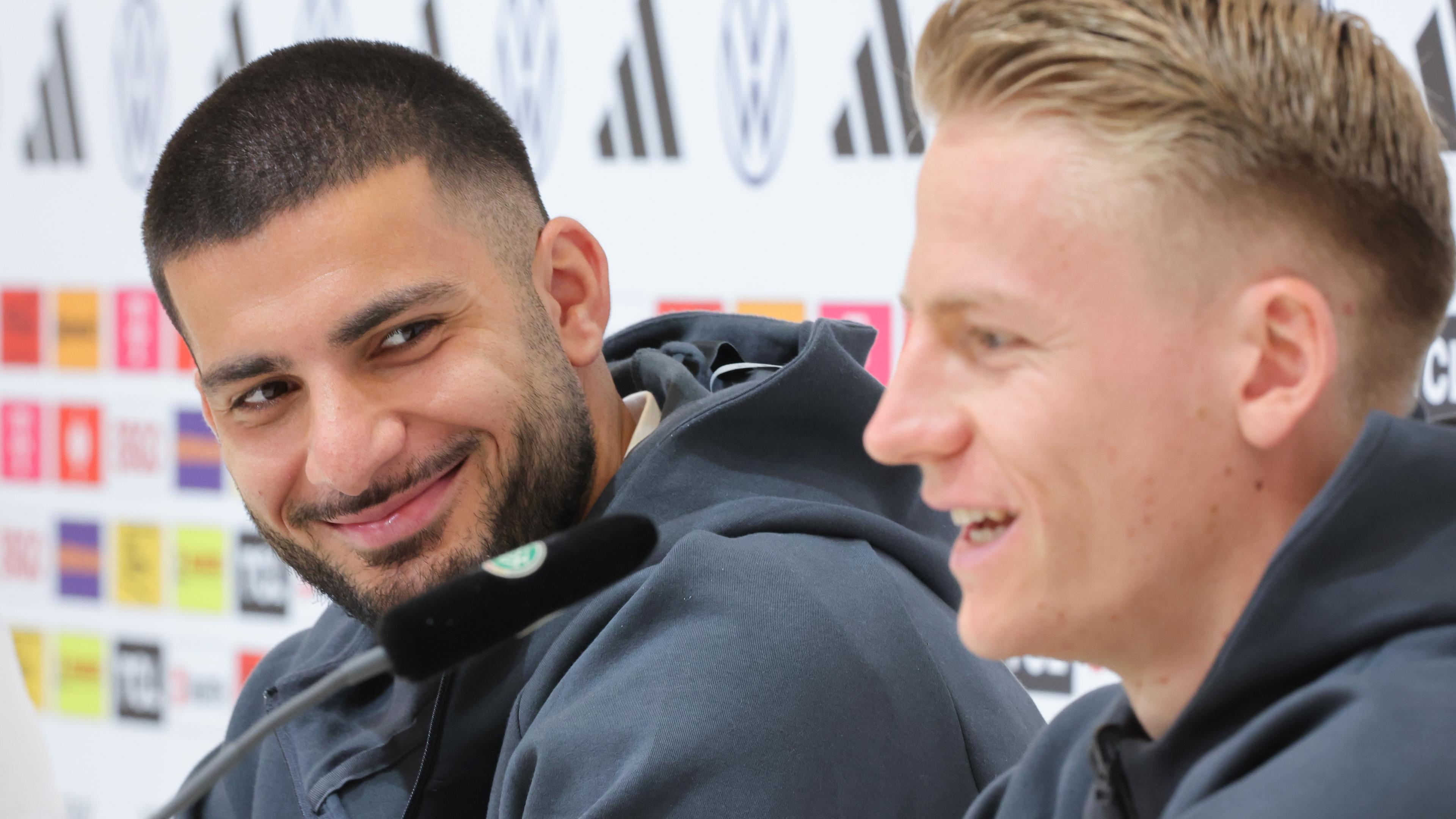 Deutschlands Spieler Deniz Undav (links) und Chris Führich (rechts) sprechen auf einer Pressekonferenz in Herzogenaurach.