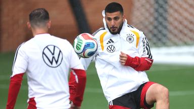Der deutsche Nationalspieler Deniz Undav passt den Ball zu seinem Teamkollegen Pascal Groß