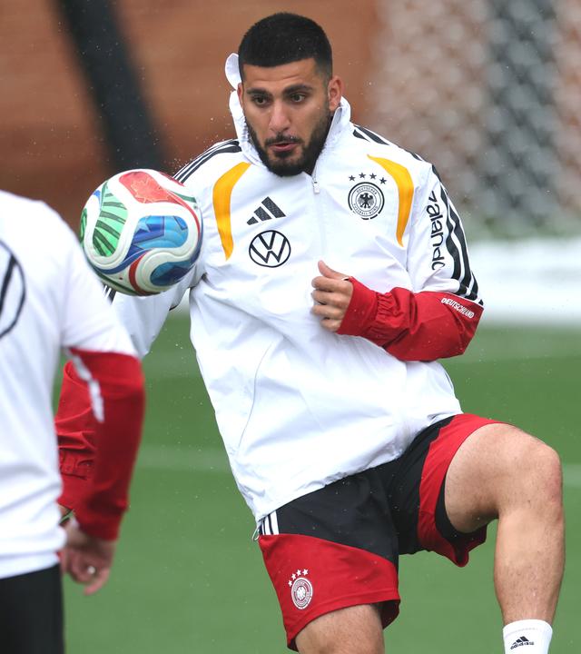 Der deutsche Nationalspieler Deniz Undav passt den Ball zu seinem Teamkollegen Pascal Groß