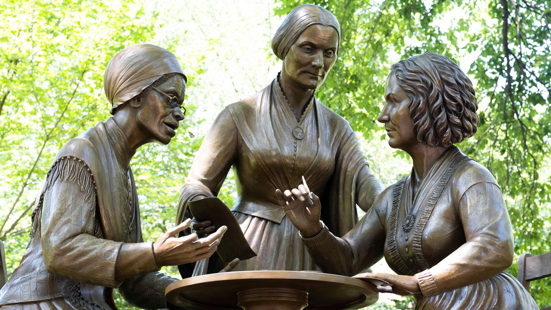 Ein Denkmal zeigt drei Schlüsselfiguren der Frauenrechtsbewegung: Sojourner Truth, Susan B. Anthony und Elizabeth Cady Stanton, im Central Park in New York