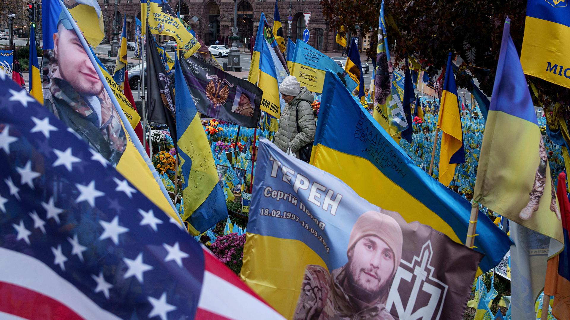 Eine Frau betrachtet Fotos an einem Denkmal für gefallene ukrainische Soldaten auf dem Unabhängigkeitsplatz in Kiew, Ukraine, Mittwoch, 6. 11. 2024.
