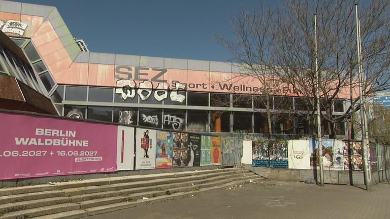 Das SEZ in Berlin, teils besprüht und mit Bauzäunen