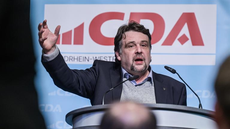 Dennis Radtke spricht am Montag, 13. Januar 2025 auf der Betriebsrätekonferenz der CDA in der Jahrhunderthalle in Bochum
