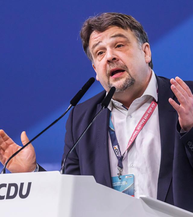 Dennis Radtke am Rednerpult bei 38. CDU-Bundesparteitag
