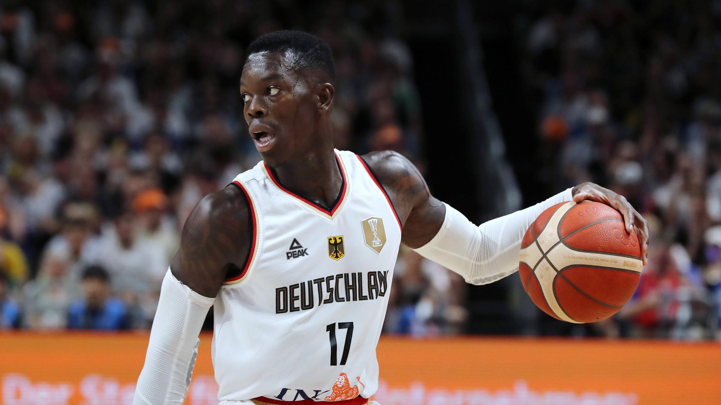 Der zweite deutsche Fahnenträger ist Basketball-Star Dennis Schröder: Der 30-Jährige führte das DBB-Team als Kapitän zum WM-Titel 2023.