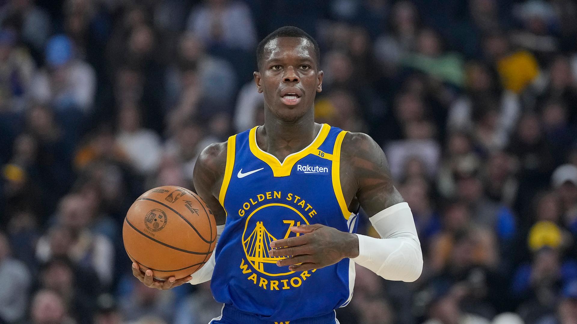 USA, San Francisco: Basketball: NBA, Hauptrunde, Golden State Warriors - Utah Jazz, Dennis Schröder, Guard der Golden State Warriors, bringt den Ball während der ersten Halbzeit des Spiels auf das Spielfeld.