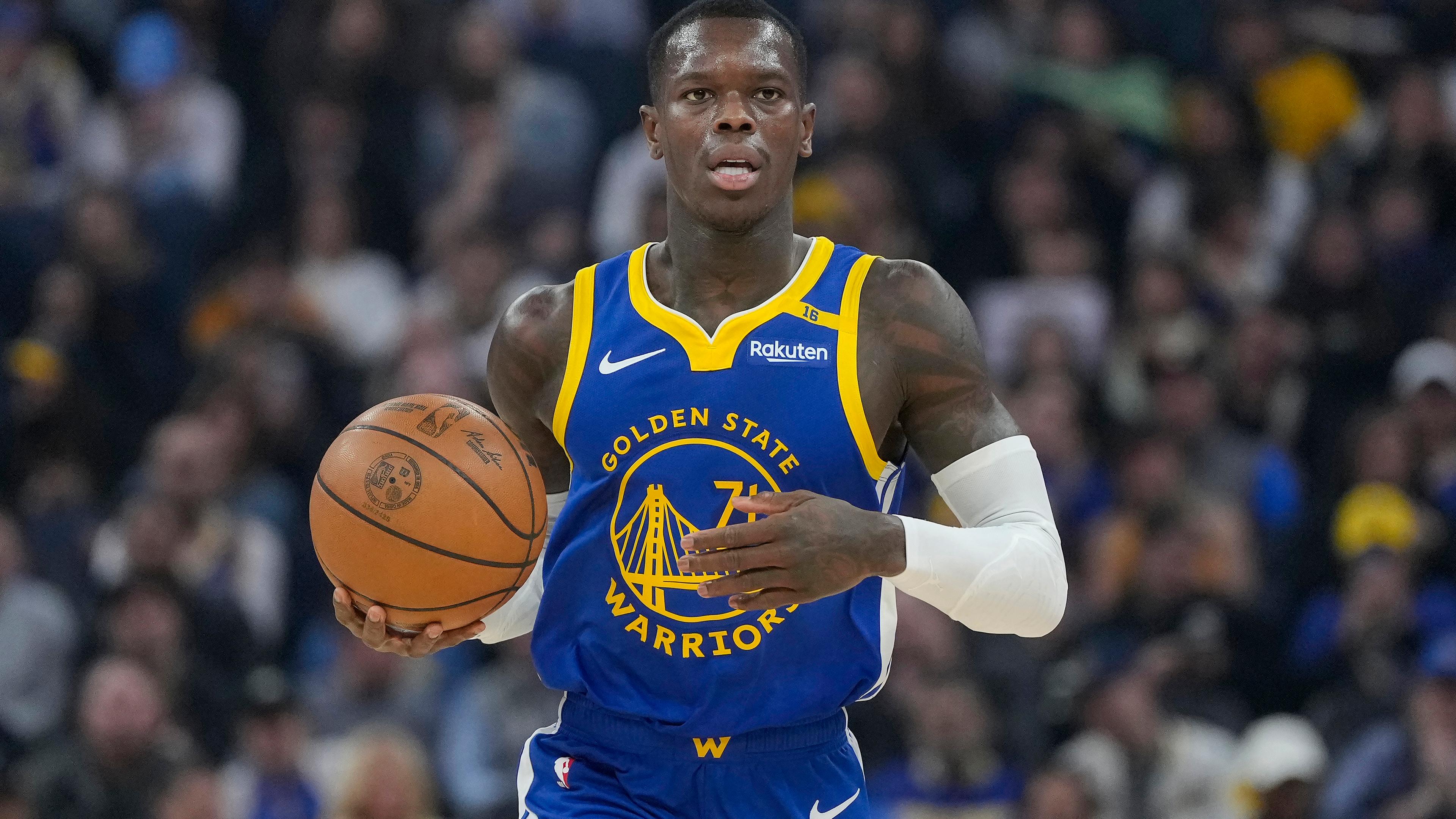 USA, San Francisco: Basketball: NBA, Hauptrunde, Golden State Warriors - Utah Jazz, Dennis Schröder, Guard der Golden State Warriors, bringt den Ball während der ersten Halbzeit des Spiels auf das Spielfeld.