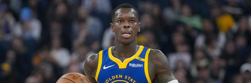USA, San Francisco: Basketball: NBA, Hauptrunde, Golden State Warriors - Utah Jazz, Dennis Schröder, Guard der Golden State Warriors, bringt den Ball während der ersten Halbzeit des Spiels auf das Spielfeld.