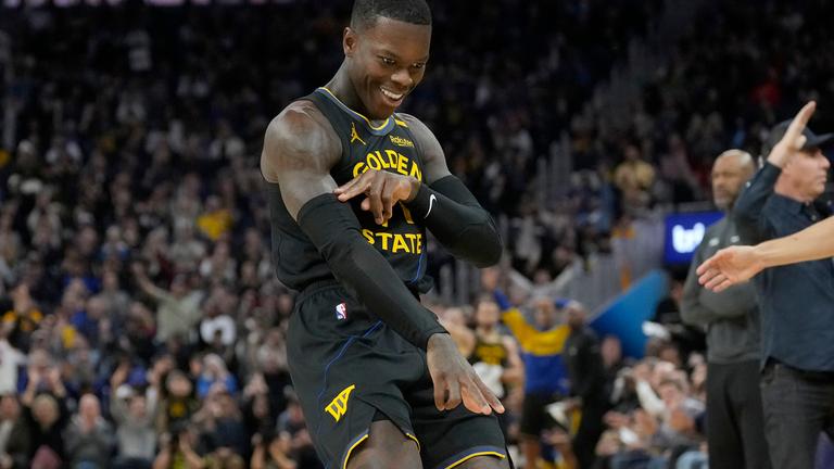 Dennis Schröder, Guard der Golden State Warriors, reagiert nach einem 3-Punkte-Korb. 