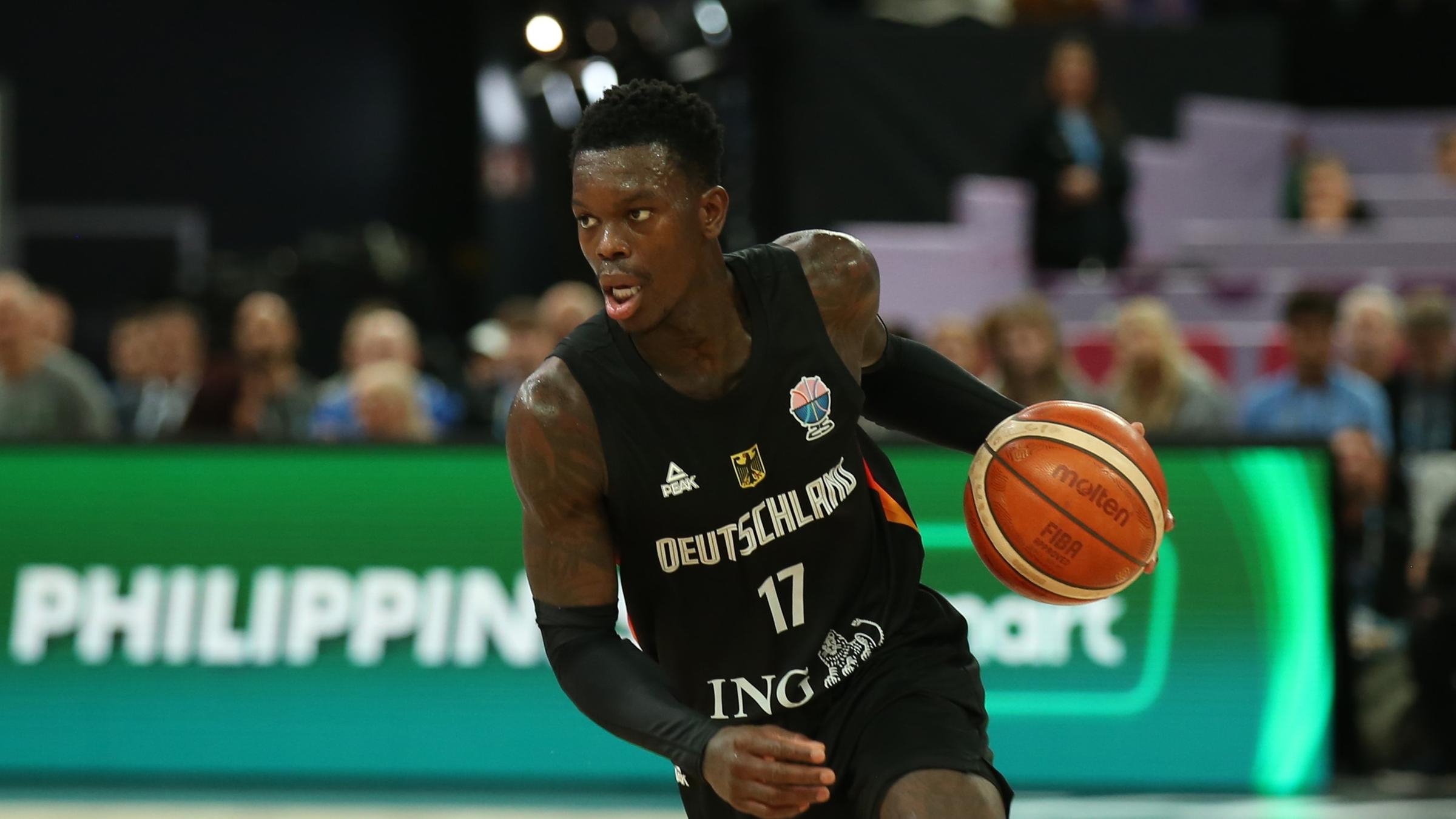 Dennis Schröder (Deutschland, 17) beim Dribbling.