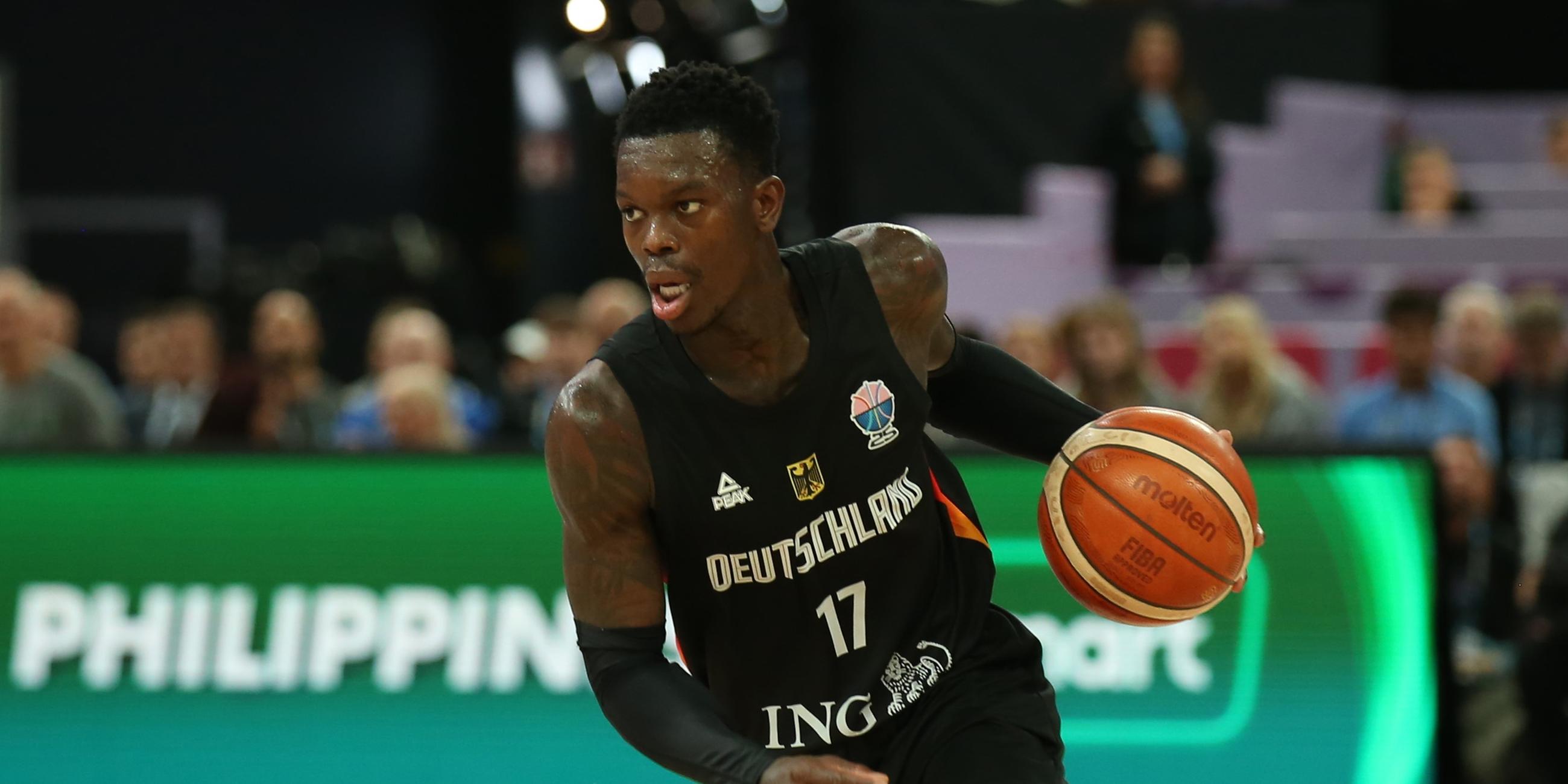 Dennis Schröder (Deutschland, 17) beim Dribbling.