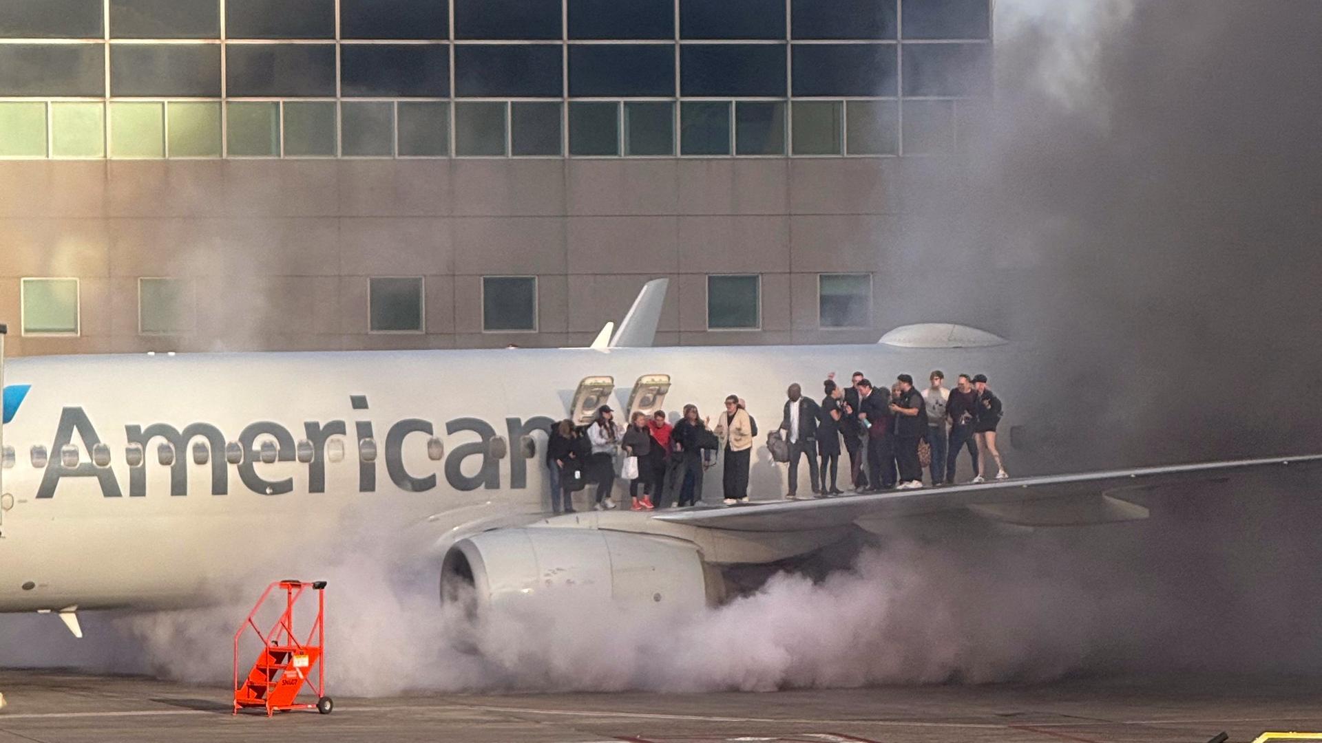 Menschen verlassen ein brennendes Flugzeug 
