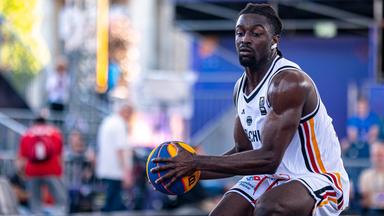 Der deutsche Basketballnationalspieler Denzel Agyeman ist beim 3x3 Weltmeisterschaftsspiel gegen China im Ballbesitz