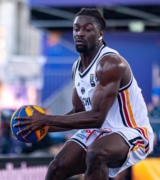 Der deutsche Basketballnationalspieler Denzel Agyeman ist beim 3x3 Weltmeisterschaftsspiel gegen China im Ballbesitz