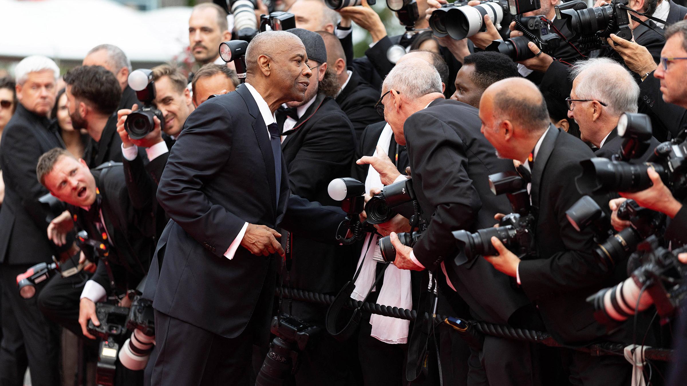 Am Rande des roten Teppichs ist Denzel Washington mit einem Fotografen aneinandergeraten, nachdem der Fotograf den Schauspieler am Arm gepackt hatte, um sich bemerkbar zu machen. 