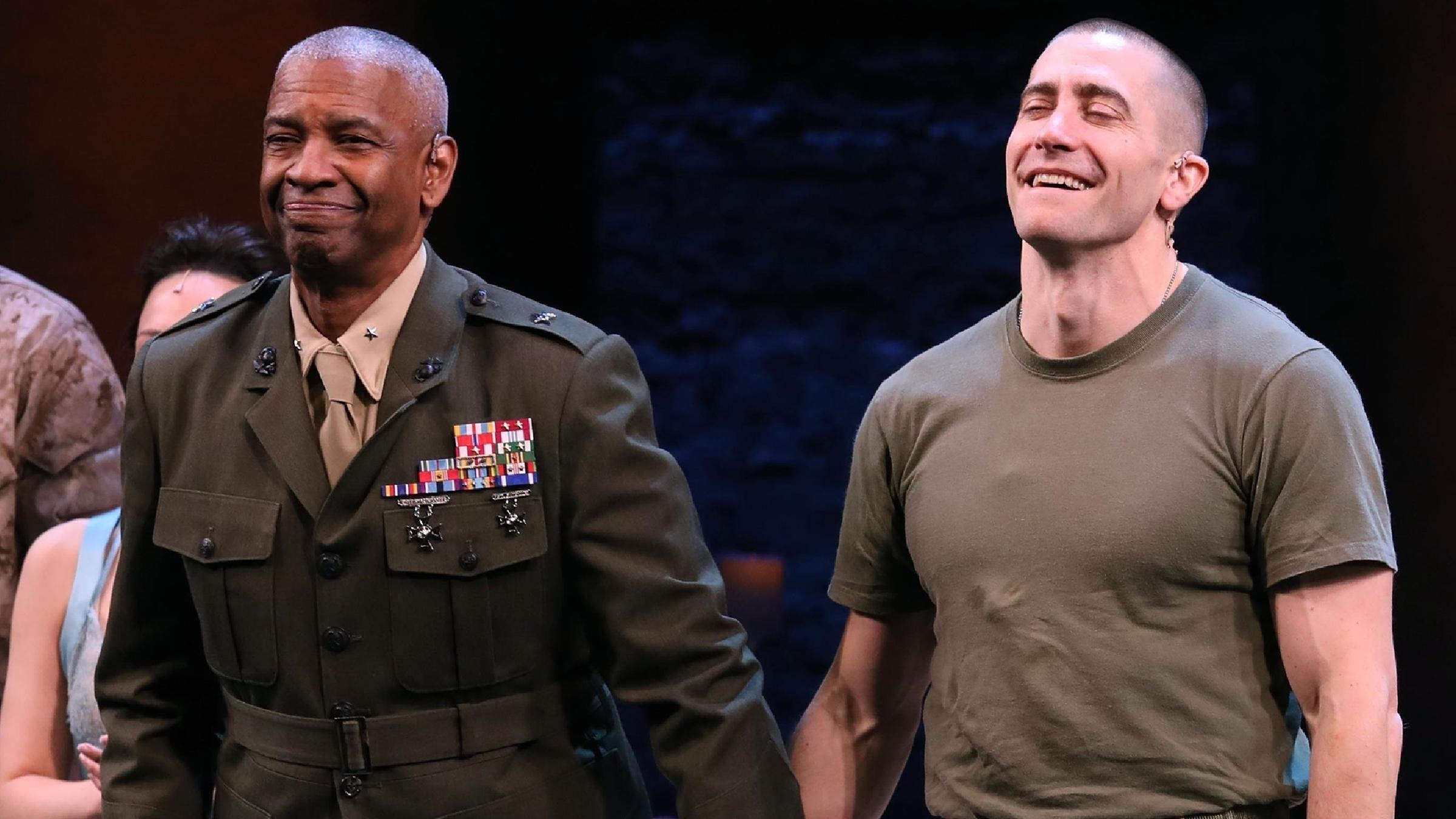 Die Schauspieler Denzel Washington und Jake Gyllenhaal in Militärkleidung.