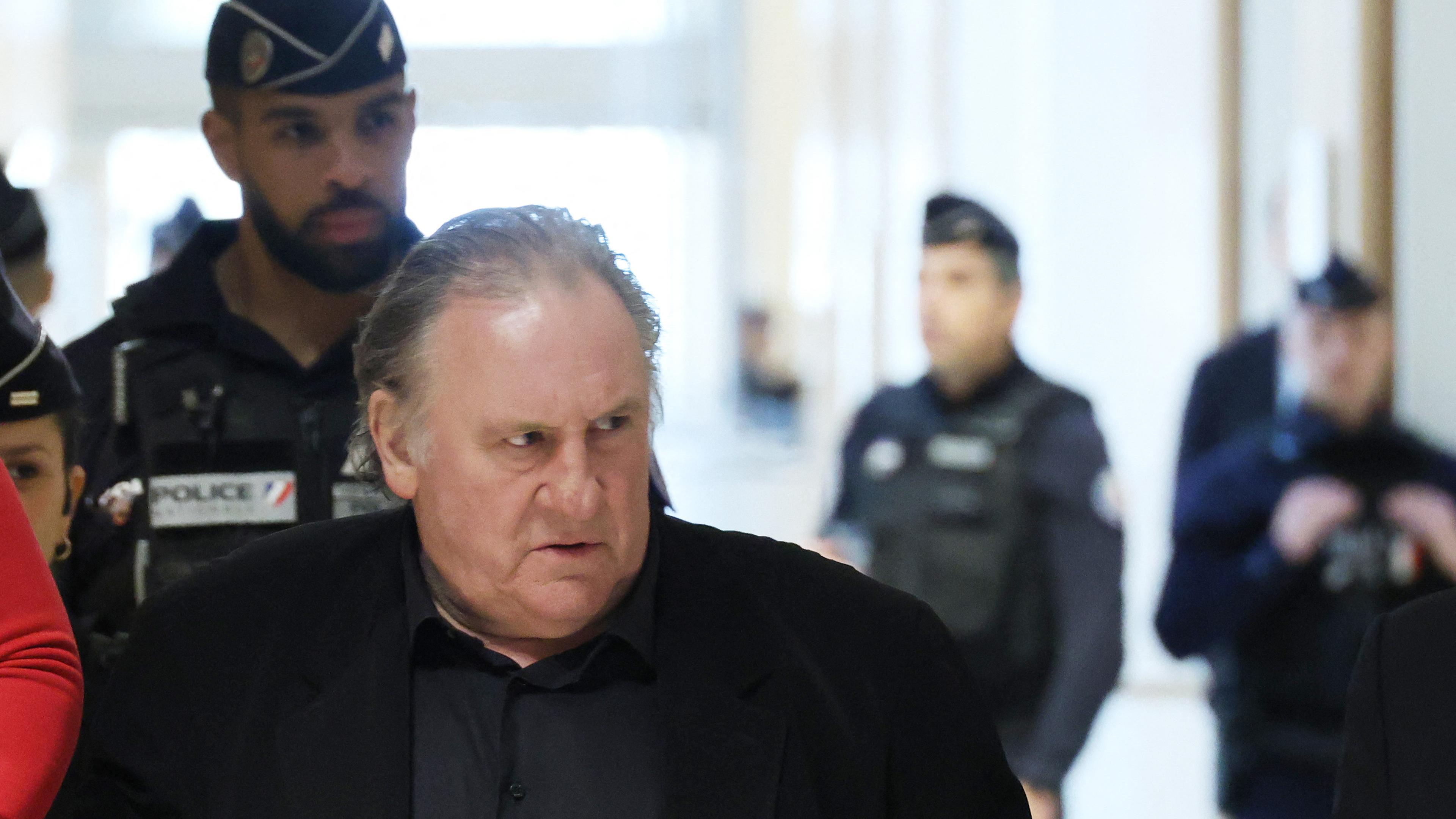 Gérard Depardieu - Arrivées au procès de Gérard Depardieu pour agressions sexuelles sur deux femmes lors d'un tournage de film en 2021, au tribunal correctionnel de Paris. Le 27 mars 2025. 