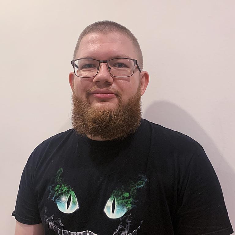 Artur, 34, ist von einer Depression betroffen. Im Bild trägt er eine Brille und hat einen rötlichen Bart.