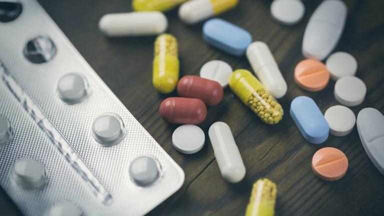Verschiedene Tabletten und Pillen liegen auf einem Tisch