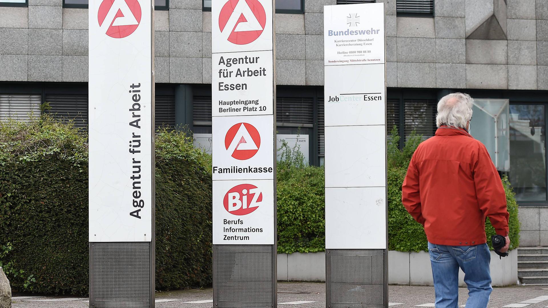 Mann geht ins Jobcenter