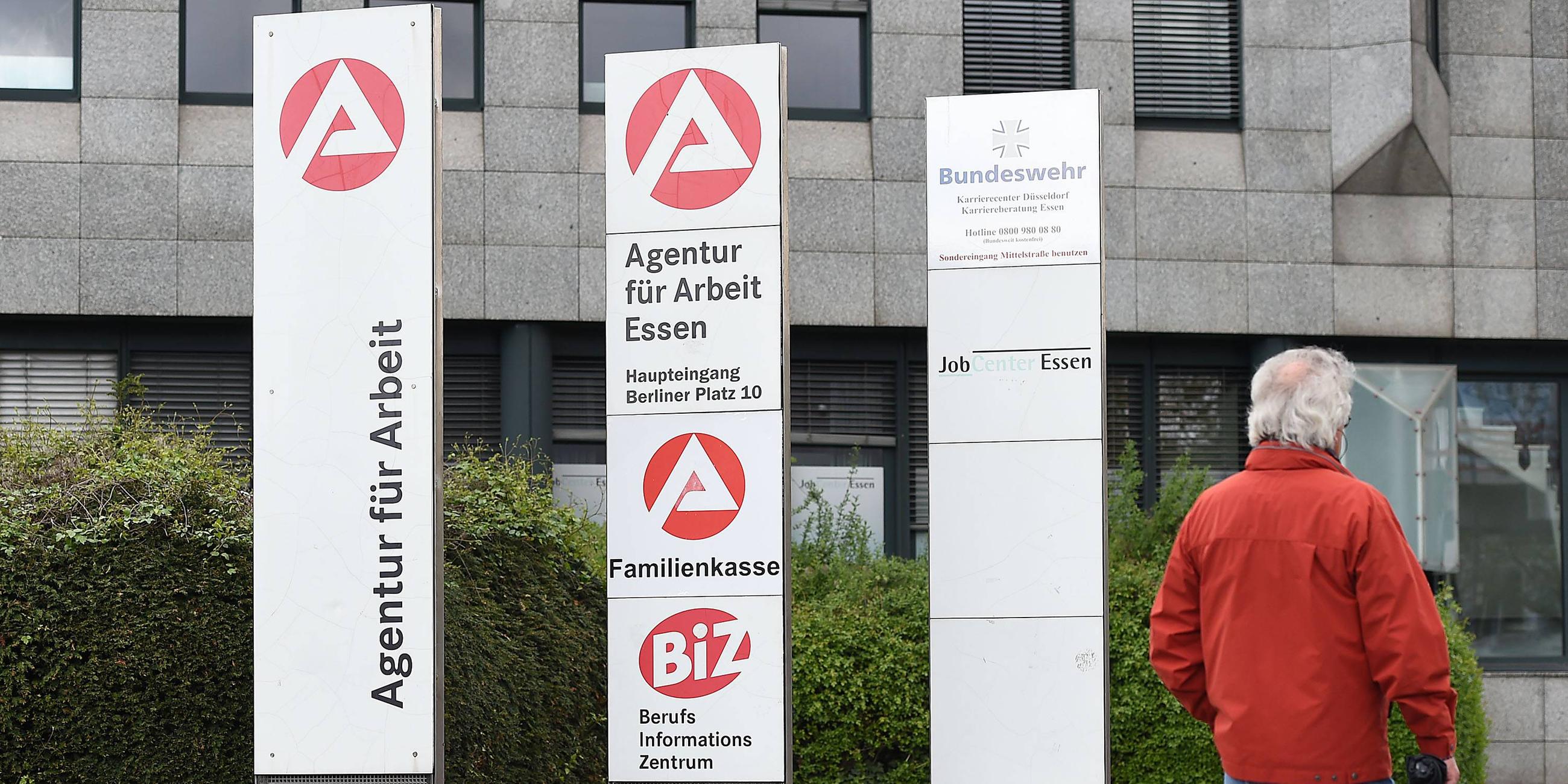 Mann geht ins Jobcenter