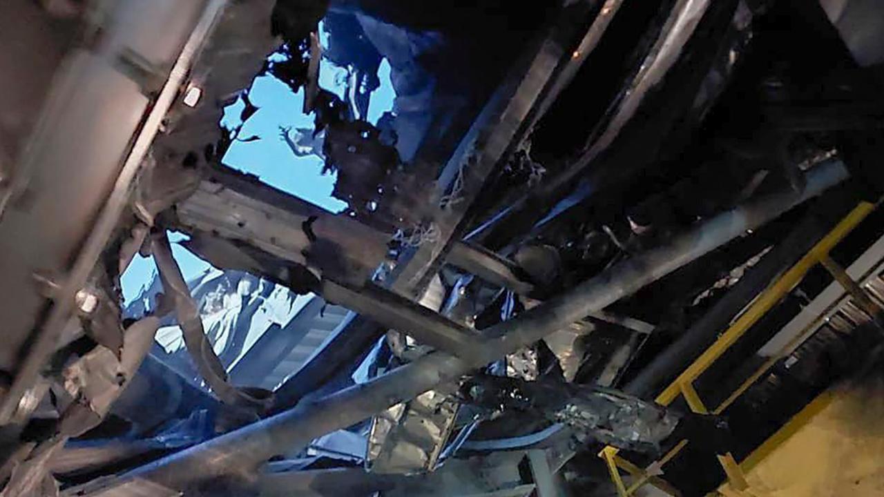 Auf diesem vom ukrainischen Notfalldienst bereitgestellten Foto ist der beschädigte Sarkophag, der den zerstörten 4. Reaktor des Kernkraftwerks Tschernobyl abdeckt, von innen nach einem russischen Drohnenangriff in Tschernobyl, Ukraine, am Freitag, 14. Februar 2025, zu sehen. 