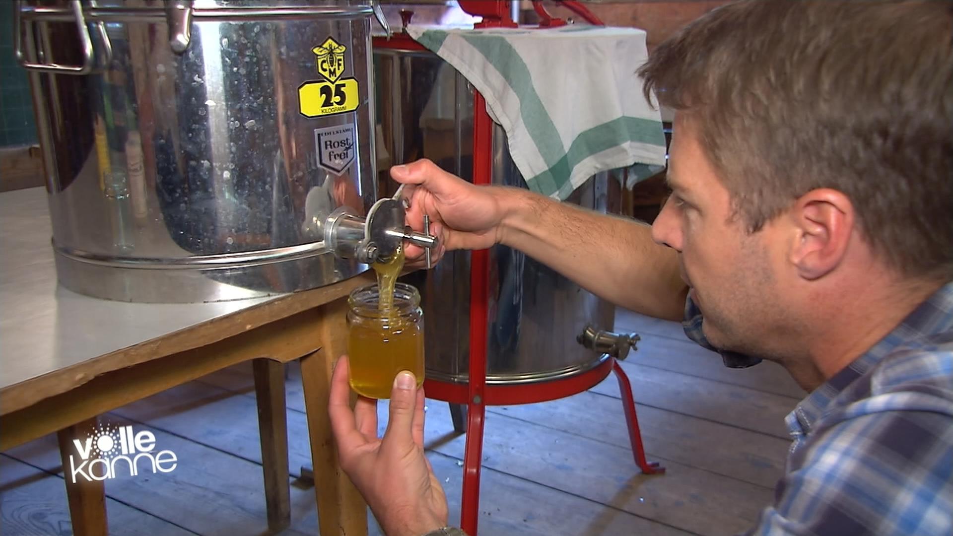 Florian Weiss füllt Honig in ein Glas