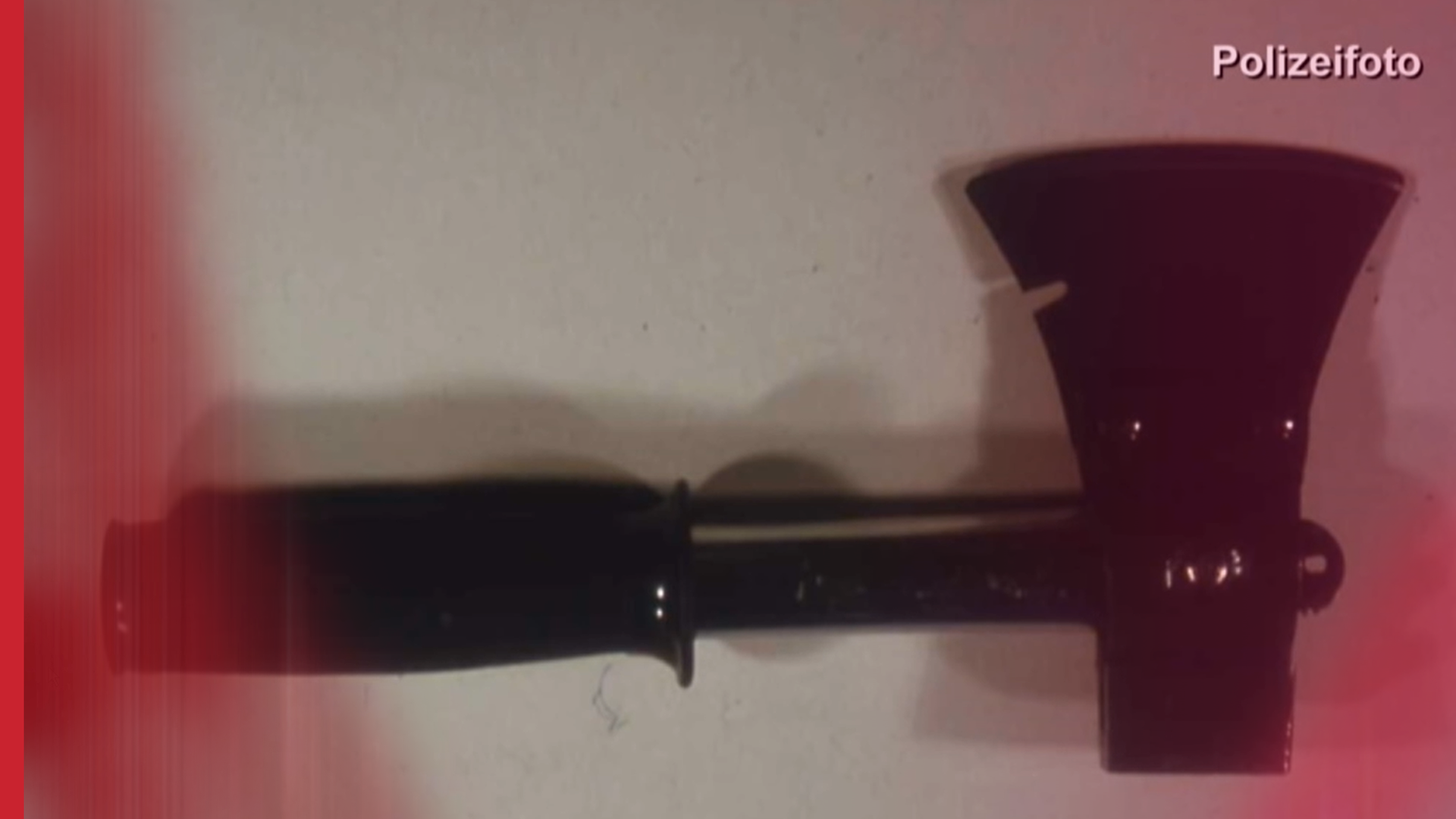 Eines der Tatwerkzeuge - eine Axt. Bild aus der Polizeiakte.