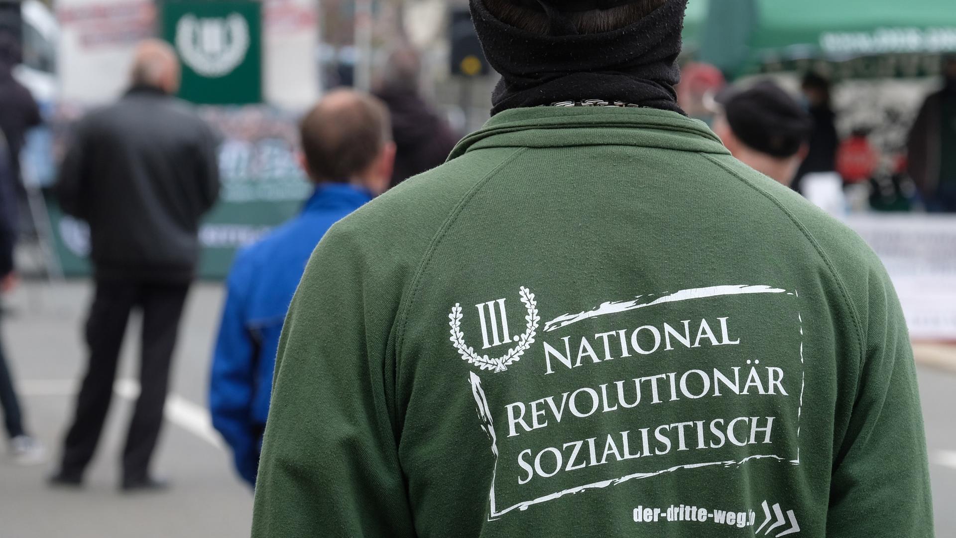 Ein Teilnehmer einer Kundgebung der rechtsextremen Partei "Der III. Weg"