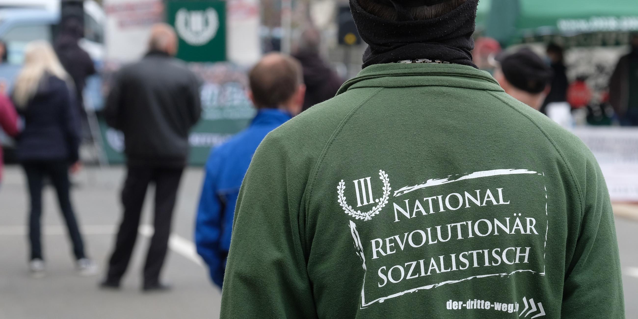 Ein Teilnehmer einer Kundgebung der rechtsextremen Partei "Der III. Weg"