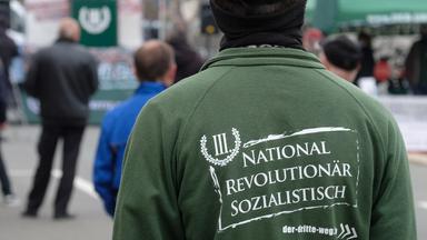 Ein Teilnehmer einer Kundgebung der rechtsextremen Partei "Der III. Weg"