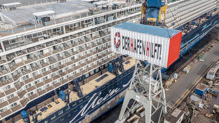 Verein "Der Hafen hilft" holt Möbelspenden von Kreuzfahrtschiff