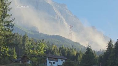 Großer Berg ist zu sehen, am Hang steht ein Haus