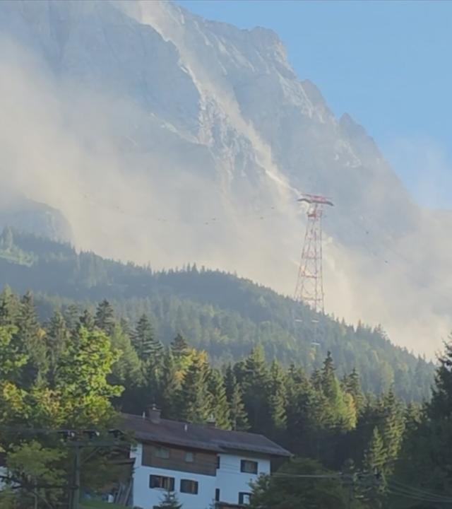 Großer Berg ist zu sehen, am Hang steht ein Haus