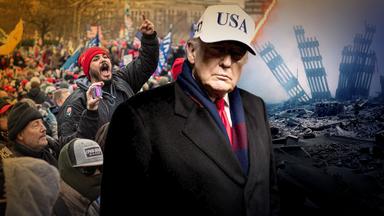Zentral Donald Trump mit ernster Miene und USA-Cap; links eine aufgebrachte Menschenmenge, rechts die Silhouette der Trümmer des World Trade Center.