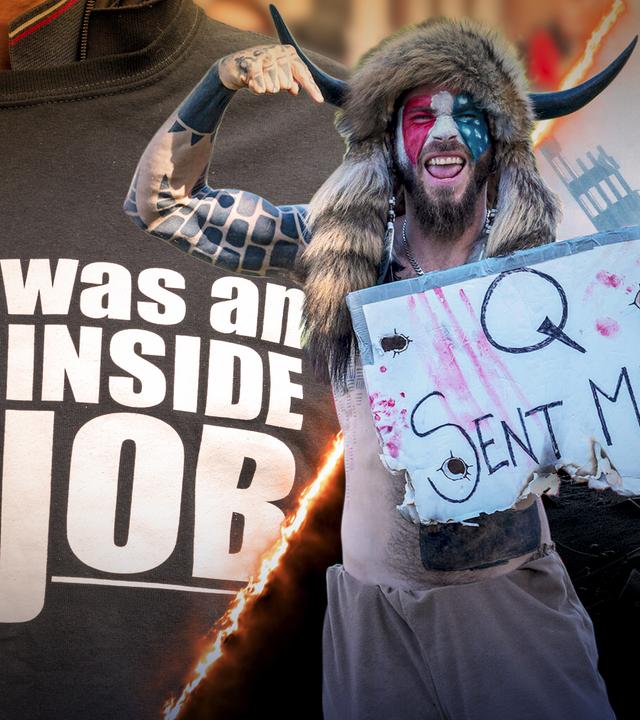 Zentral der Qanon-Schamane mit Schlid; links eines Shirts mit der Aufschrift "9/11 was an inside Job", rechts die Silhouette der Trümmer des World Trade Centers.