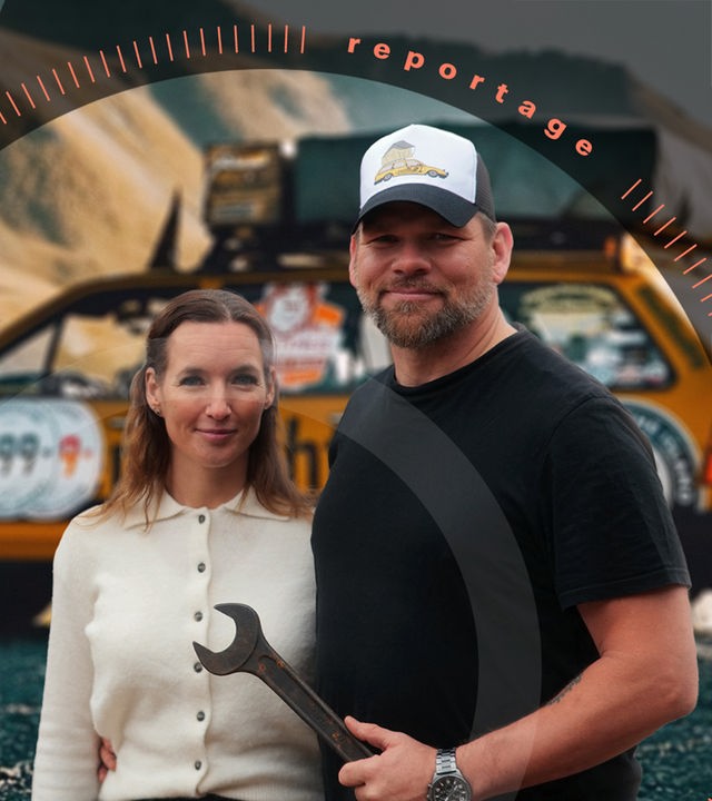 Hardy Leben und Freundin Jessica Hetke umarmen sich. Beide stehen vor ihrem zu einem Pannenhelfer-Auto umgebauten VW-Passat-Oldtimer. Hardy Leben hält einen großen Schraubenschlüssel in Hand. 