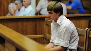 "Der Teenager-Killer - Familiendrama in Südafrika": Don Steenkamp sitzt mit gesenktem Kopf auf Anklagebank im Gerichtssaal