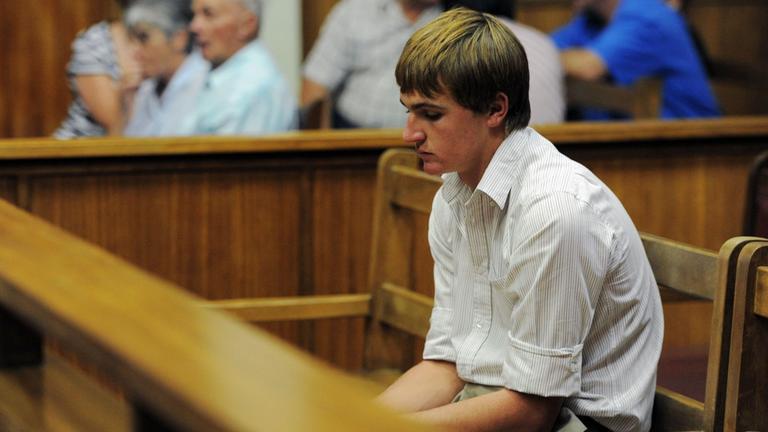 "Der Teenager-Killer - Familiendrama in Südafrika": Don Steenkamp sitzt mit gesenktem Kopf auf Anklagebank im Gerichtssaal