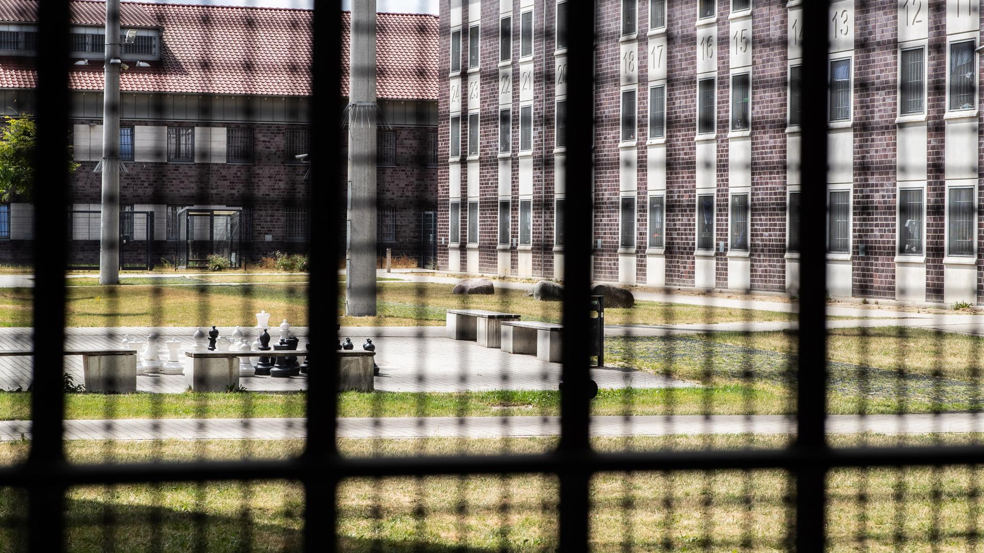 Blick aus einem Gemeinschaftsraum der JVA Düsseldorf in den Innenhof, aufgenommen am 08.08.2019