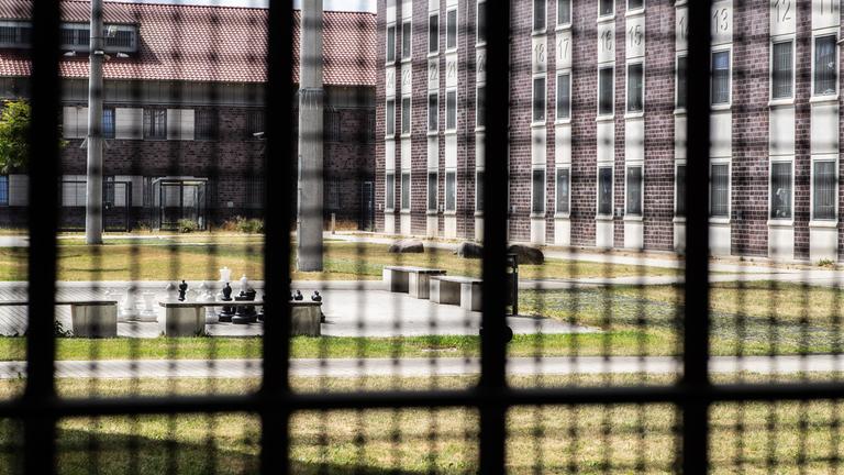 Blick aus einem Gemeinschaftsraum der JVA Düsseldorf in den Innenhof, aufgenommen am 08.08.2019