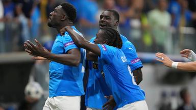 Derrick Luckassen von Pafos FC jubelt mit seinem Teamkollegen nach seinem Treffer zum 1:0 gegen den FC Villareal