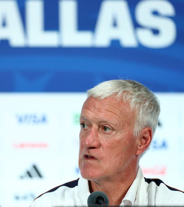 Frankreichs Nationaltrainer Didier Deschamps spricht bei der Pressekonfernenz