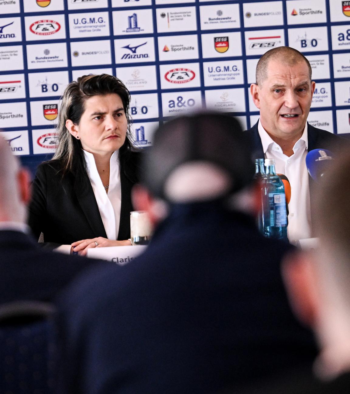 Peter Adeberg (l-r), Vizepräsident Eisschnellauf, Clarissa Forster DESG-Schatzmeisterin und DESG-Präsident Matthias Große sprechen am 26.02.2026 in Berlin, bei einer Pressekonferenz der Deutschen Eisschnelllauf- und Shorttrack-Gemeinschaft (DESG), zu Medienberichten um Unregelmäßigkeiten im Verband.