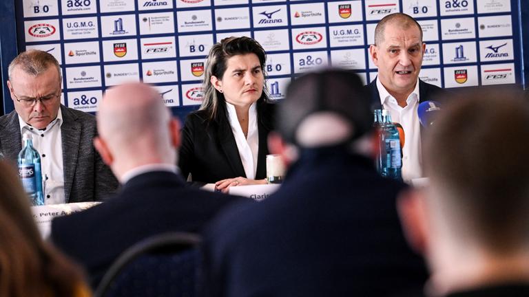 Peter Adeberg (l-r), Vizepräsident Eisschnellauf, Clarissa Forster DESG-Schatzmeisterin und DESG-Präsident Matthias Große sprechen am 26.02.2026 in Berlin, bei einer Pressekonferenz der Deutschen Eisschnelllauf- und Shorttrack-Gemeinschaft (DESG), zu Medienberichten um Unregelmäßigkeiten im Verband.